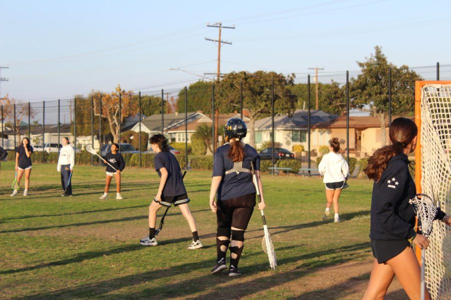 PHOTO+BY+Ava+Sedillo+and+Kaylie+Pham+%0AGirls+lacrosse+at+practice.