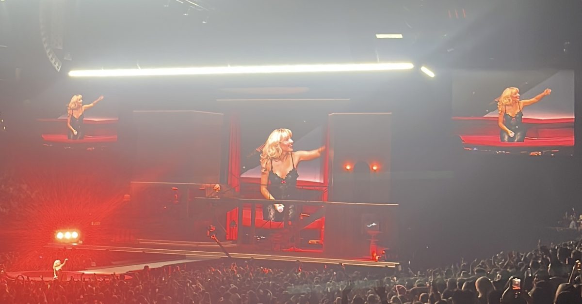 Photo of Sabrina Carpenter at LA night one of her Short n' Sweet Tour.